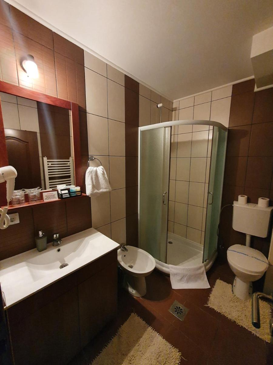 Hotel Tara - Housity