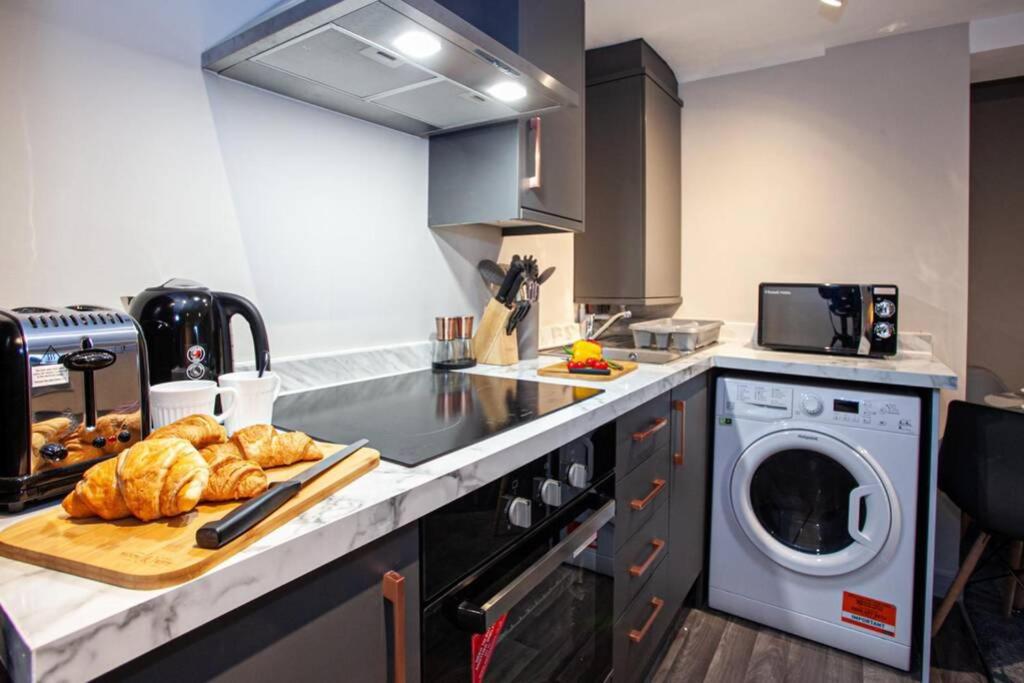 Stylish Modern Apartment in Bury - Sleeps up to 4 - Housity