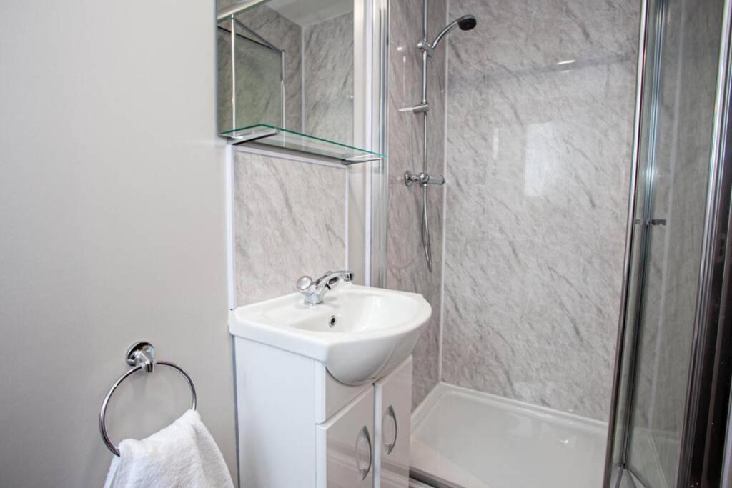 Stylish Modern Apartment in Bury - Sleeps up to 4 - Housity