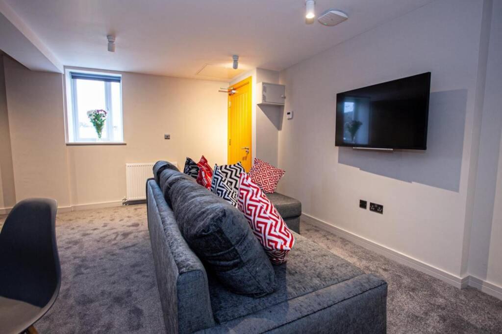 Stylish Modern Apartment in Bury - Sleeps up to 4 - Housity