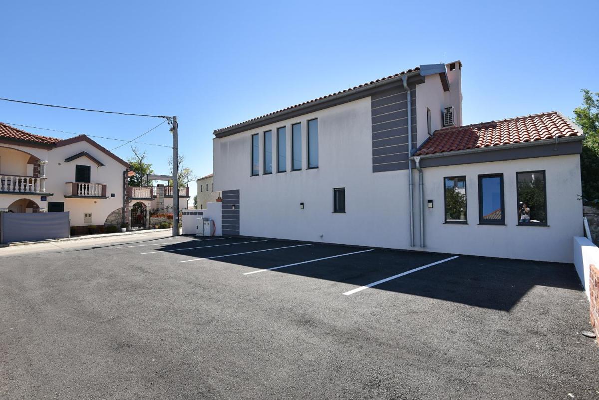 Apartments Liljana Privlaka - Housity