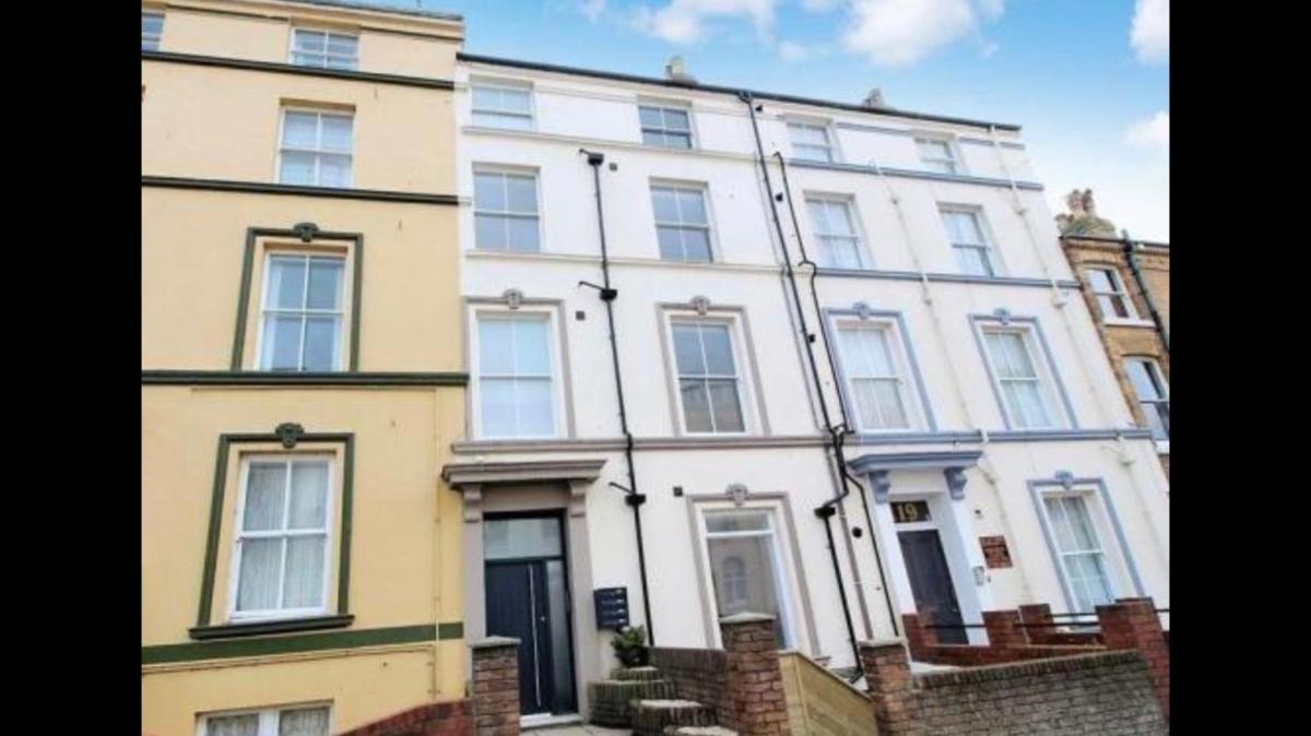 Seabourne Scarborough Beautiful 4th floor Penthouse with amazing Coastal & Lighthouse view - Housity