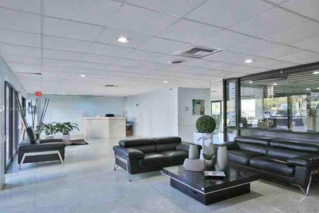 Fantastic Studio with Incredible Bay Views - Housity