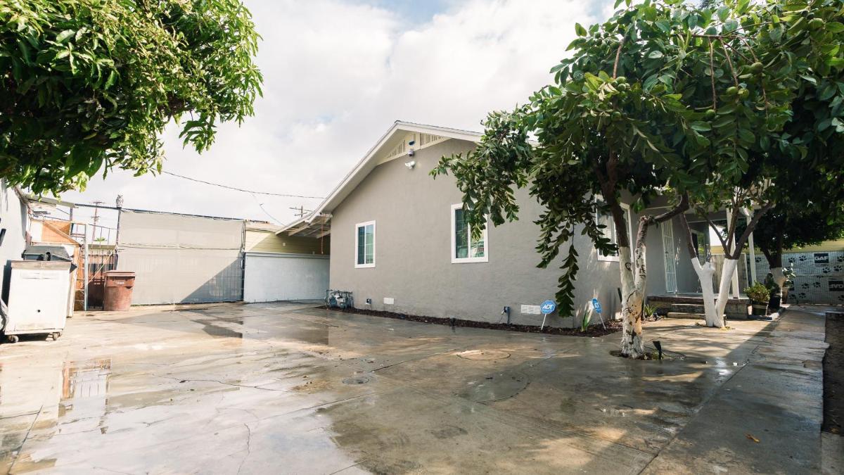 Paradise In Compton - Housity