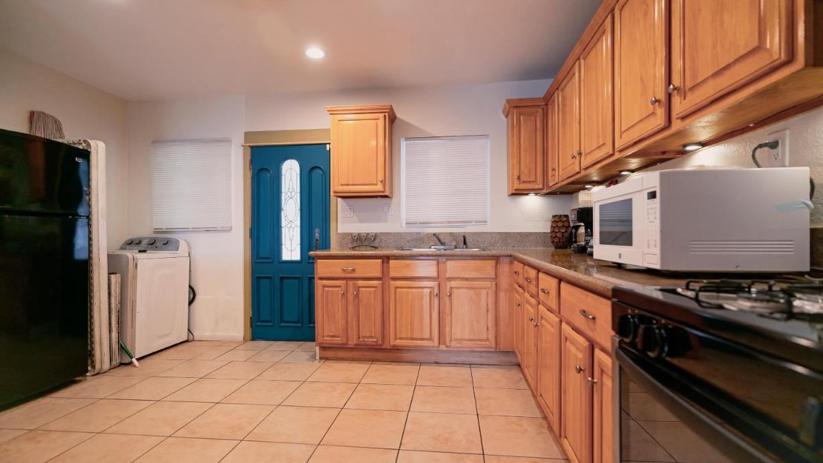 Paradise In Compton - Housity