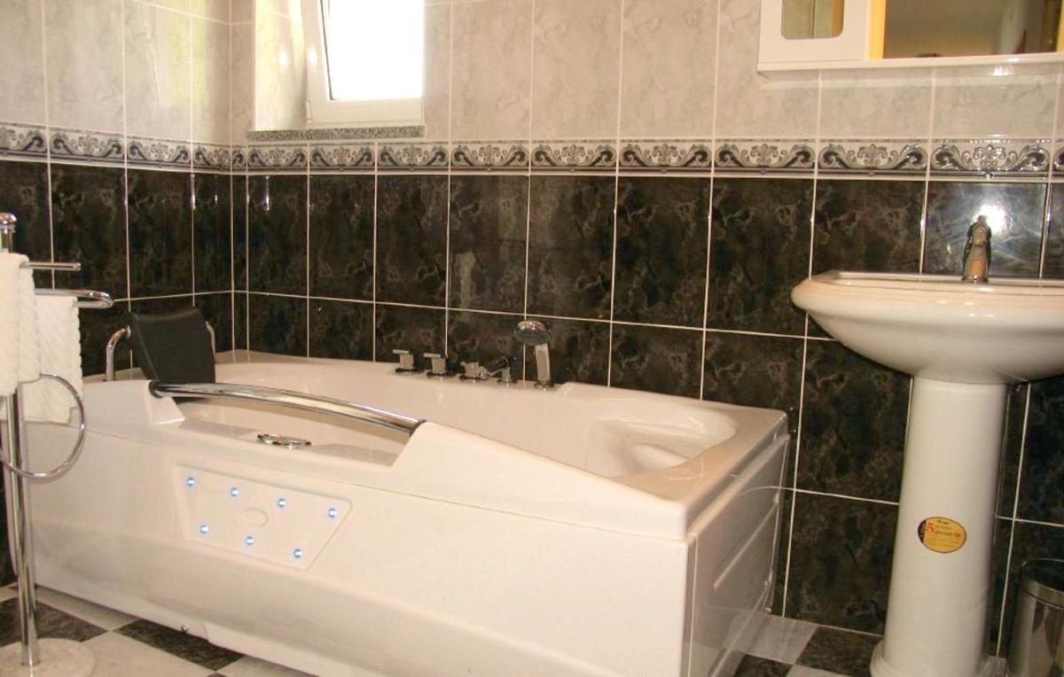 5 bedrooms villa at Jadranovo 100 m away from the beach with sea view private pool and enclosed garden - Housity