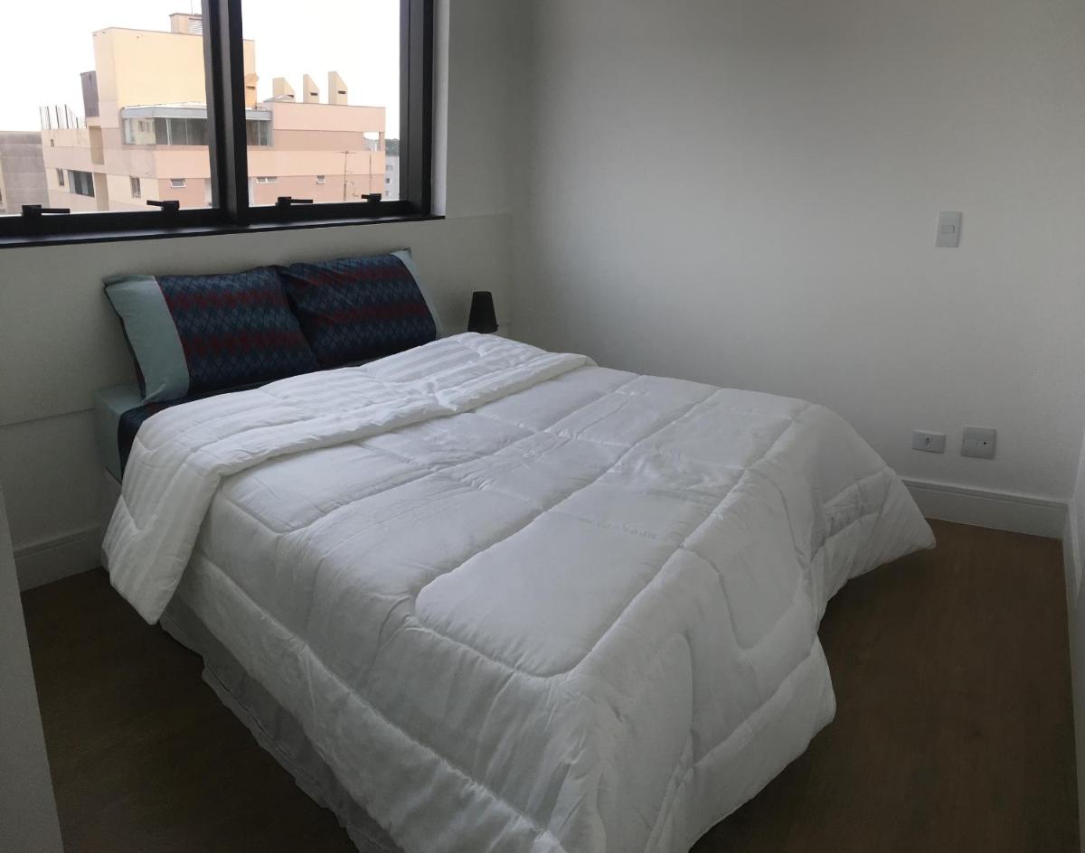 609-Apartamento Encantador, com 1 vaga de GARAGEM, Todo Mobiliado e Decorado, Edificio com Academia, Lavanderia, Excelente localização no Rebouças, Proximo ao Batel e Centro - Hizvo