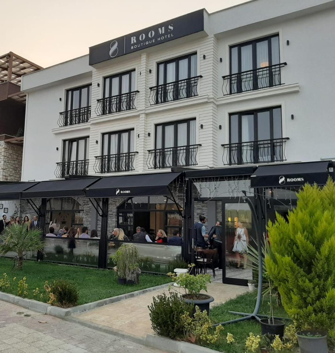 8 Rooms Hotel - Housity