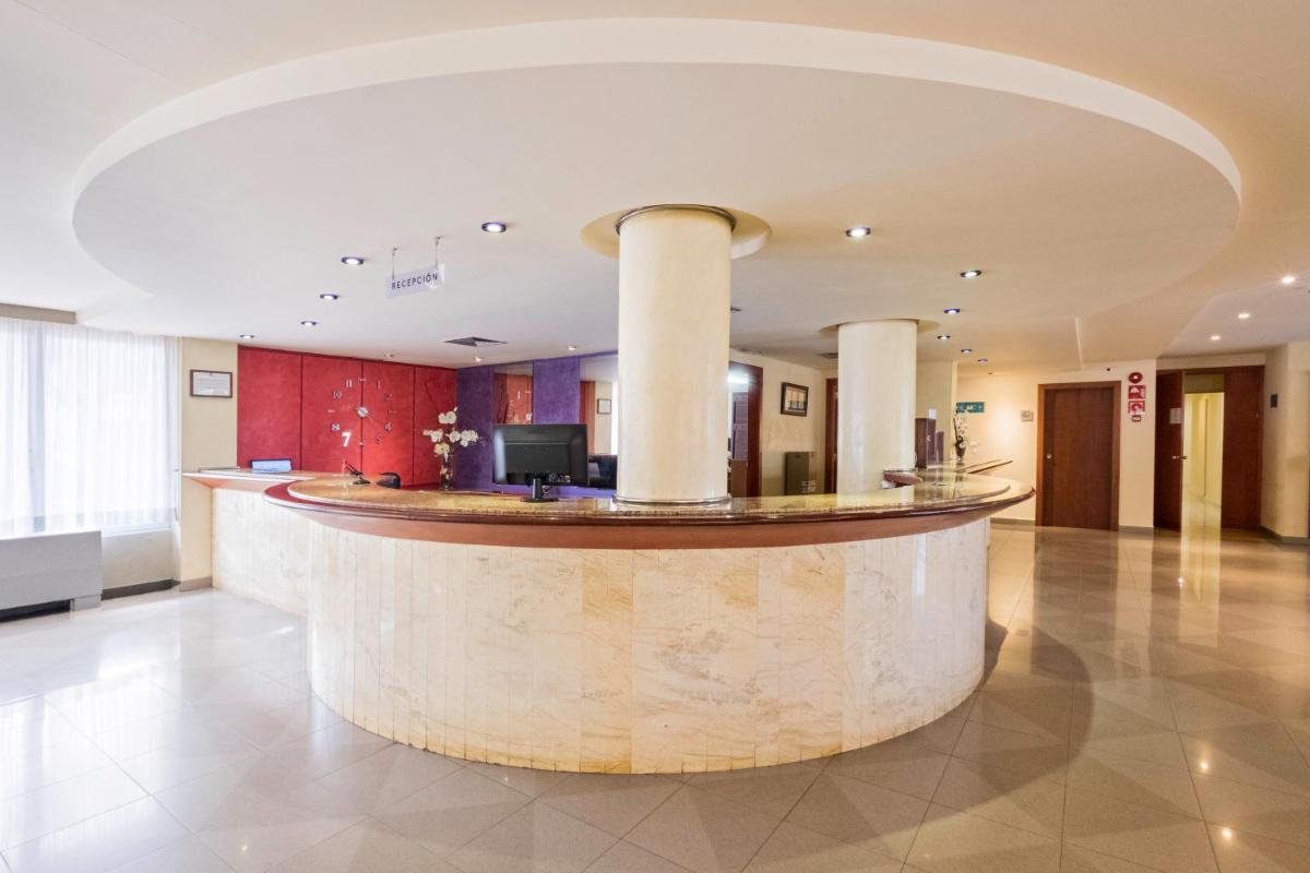 El vestíbulo o zona de recepción de azuLine Hotel Bahamas y Bahamas II