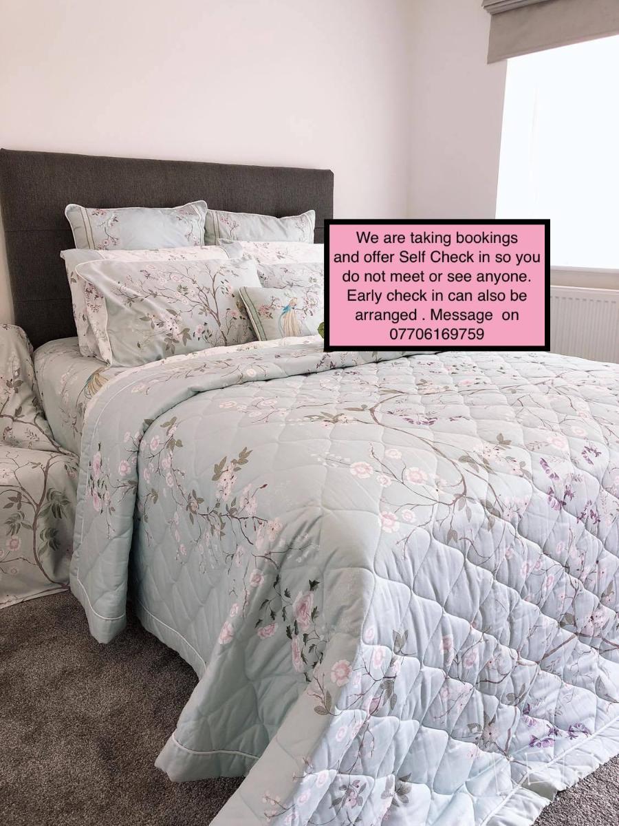 Flat 1 - Entire Modern Studio with en-suite and free Parking close to QMC, City centre & Notts Uni - Housity