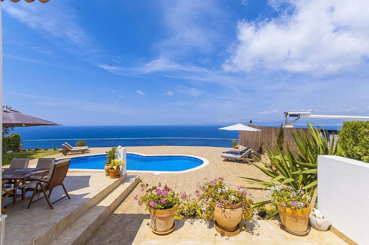 Villa with sea view and private pool - Housity