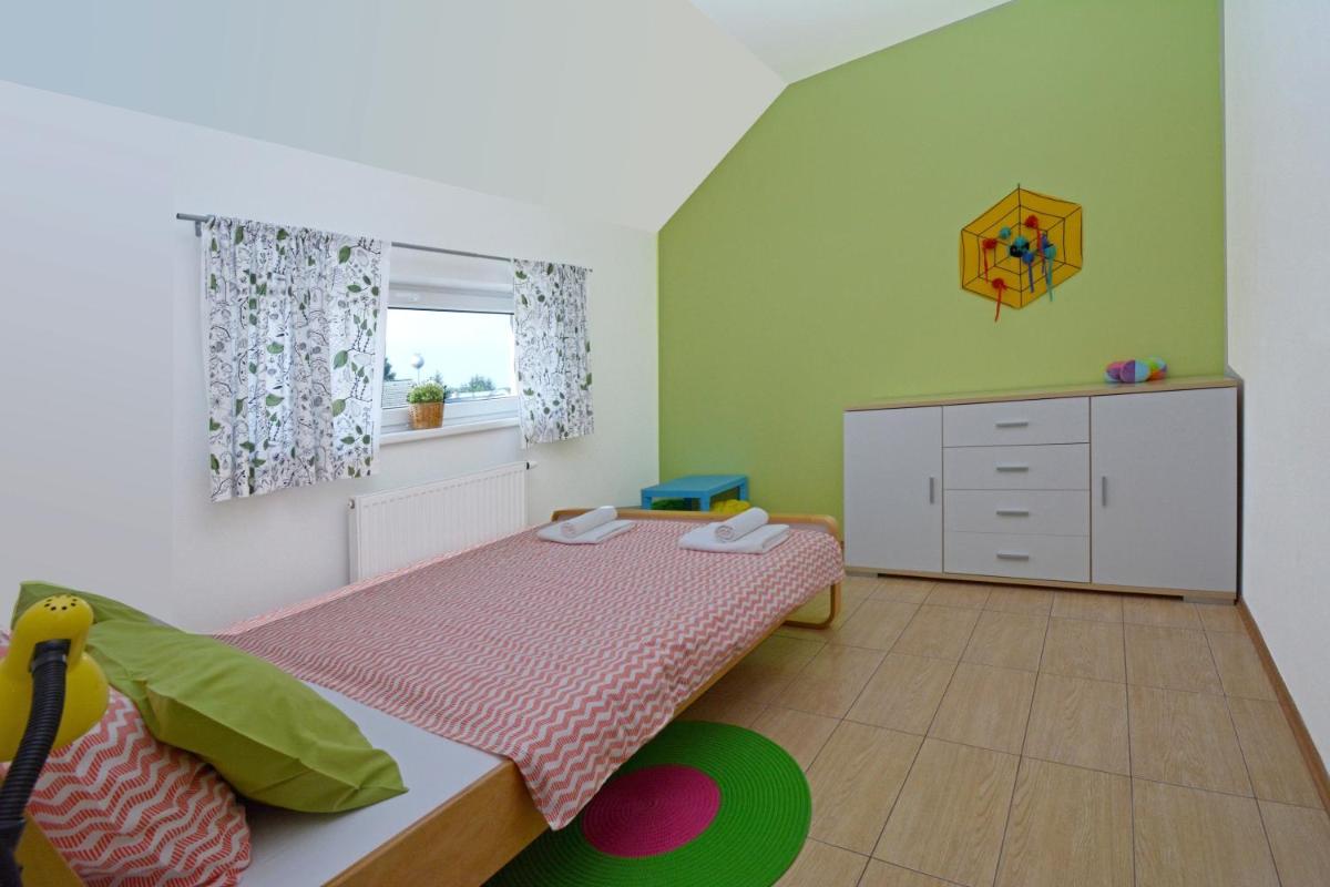 Suitetrails - 4 bedrooms house with enclosed garden and wifi at Lomnice nad Luznici 7 km away from the beach