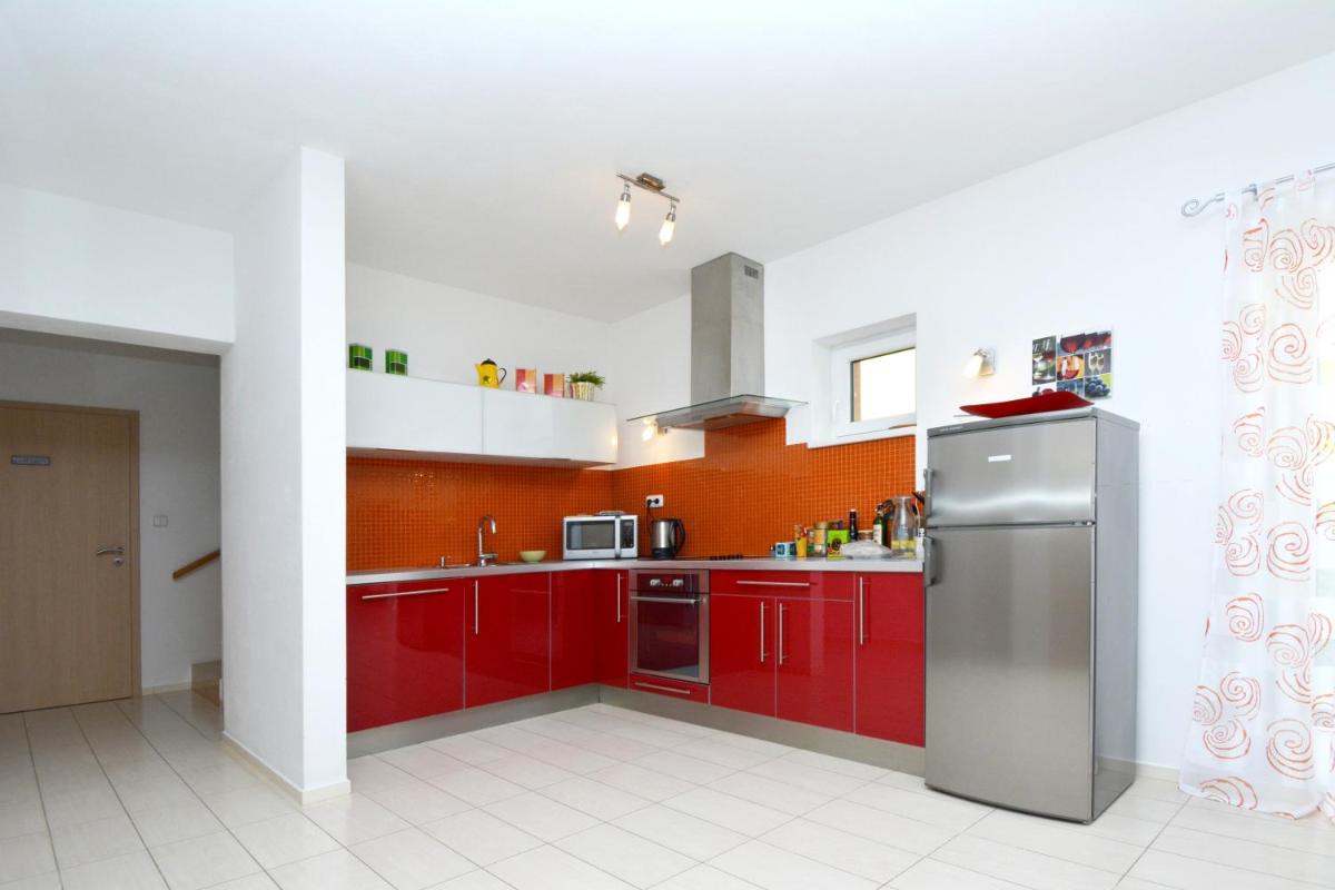 Suitetrails - 4 bedrooms house with enclosed garden and wifi at Lomnice nad Luznici 7 km away from the beach