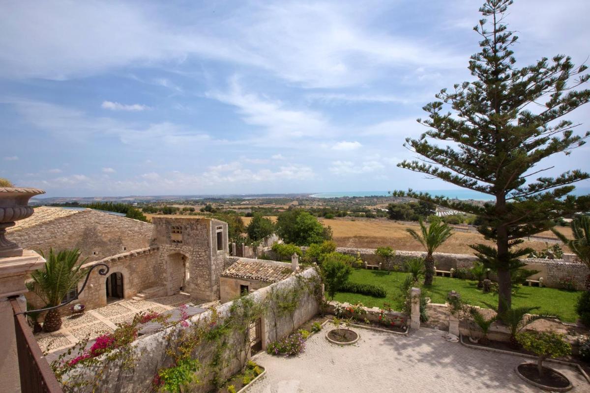 Suitetrails - Charming Villa in Pozzallo with Private Pool