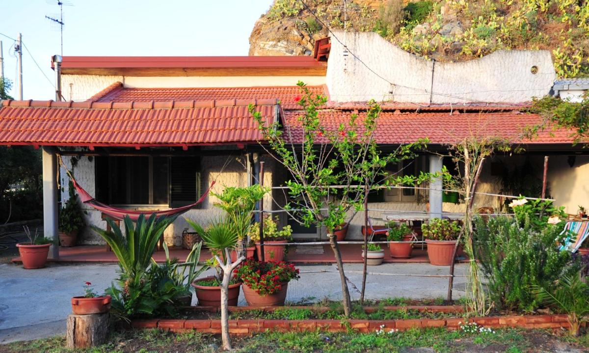 One bedroom house at Palmi 100 m away from the beach with sea view furnished terrace and wifi - Housity