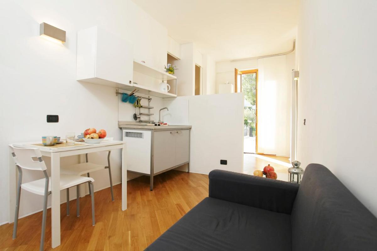 One bedroom appartement with shared pool enclosed garden and wifi at Torre Colonna Sperone 1 km away from the beach - Housity