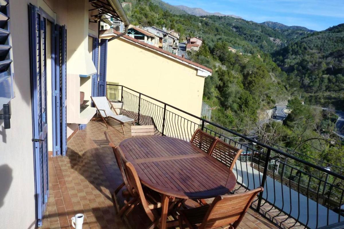 Welcoming family house in Olivetta with large garden - Housity