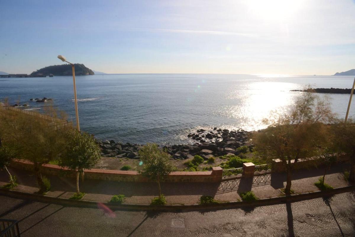 Suitetrails - 2 bedrooms appartement at Pozzuoli 150 m away from the beach with sea view jacuzzi and wifi