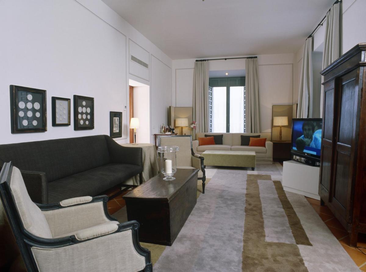 Una televisión o centro de entretenimiento en Parador de La Granja