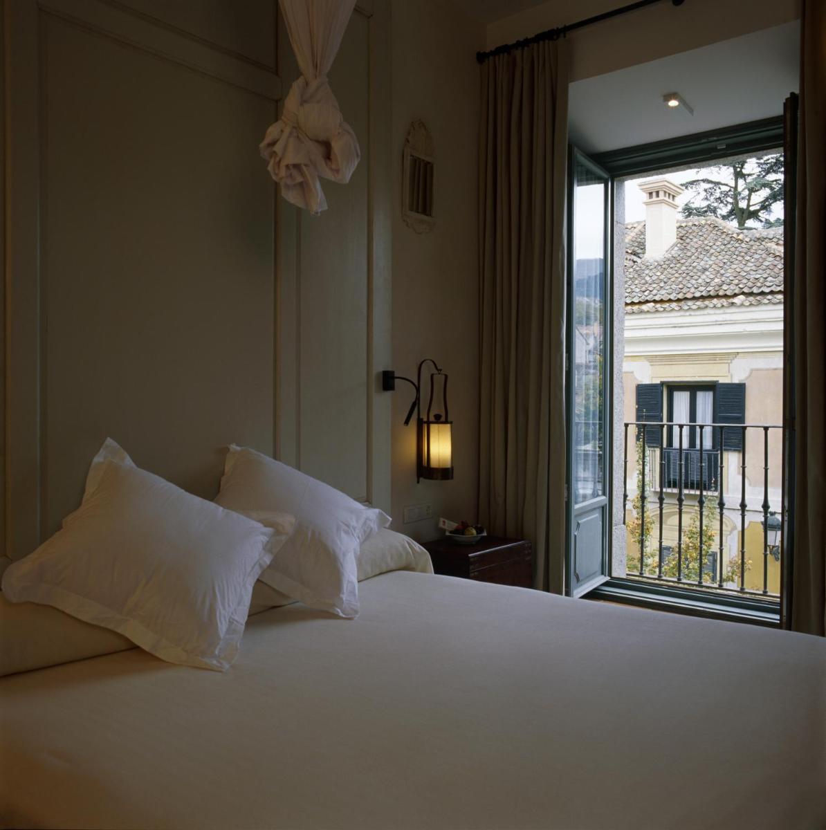 Un dormitorio con una cama y una ventana grande. en Parador de La Granja, en La Granja de San Ildefonso 59 fotos más