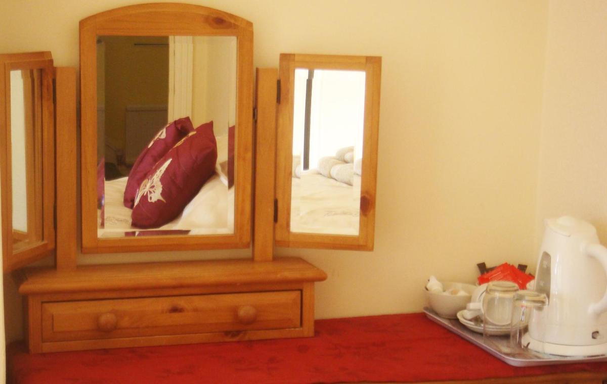 Harlequin Guest House with parking - Housity
