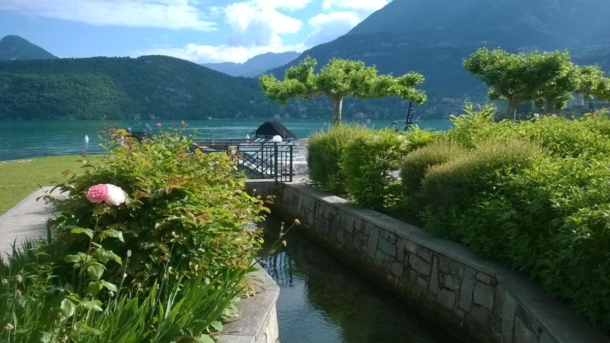 Rare : au bord du lac d’Annecy, cosy appartement en rez de jardin avec terrasse privative - Housity