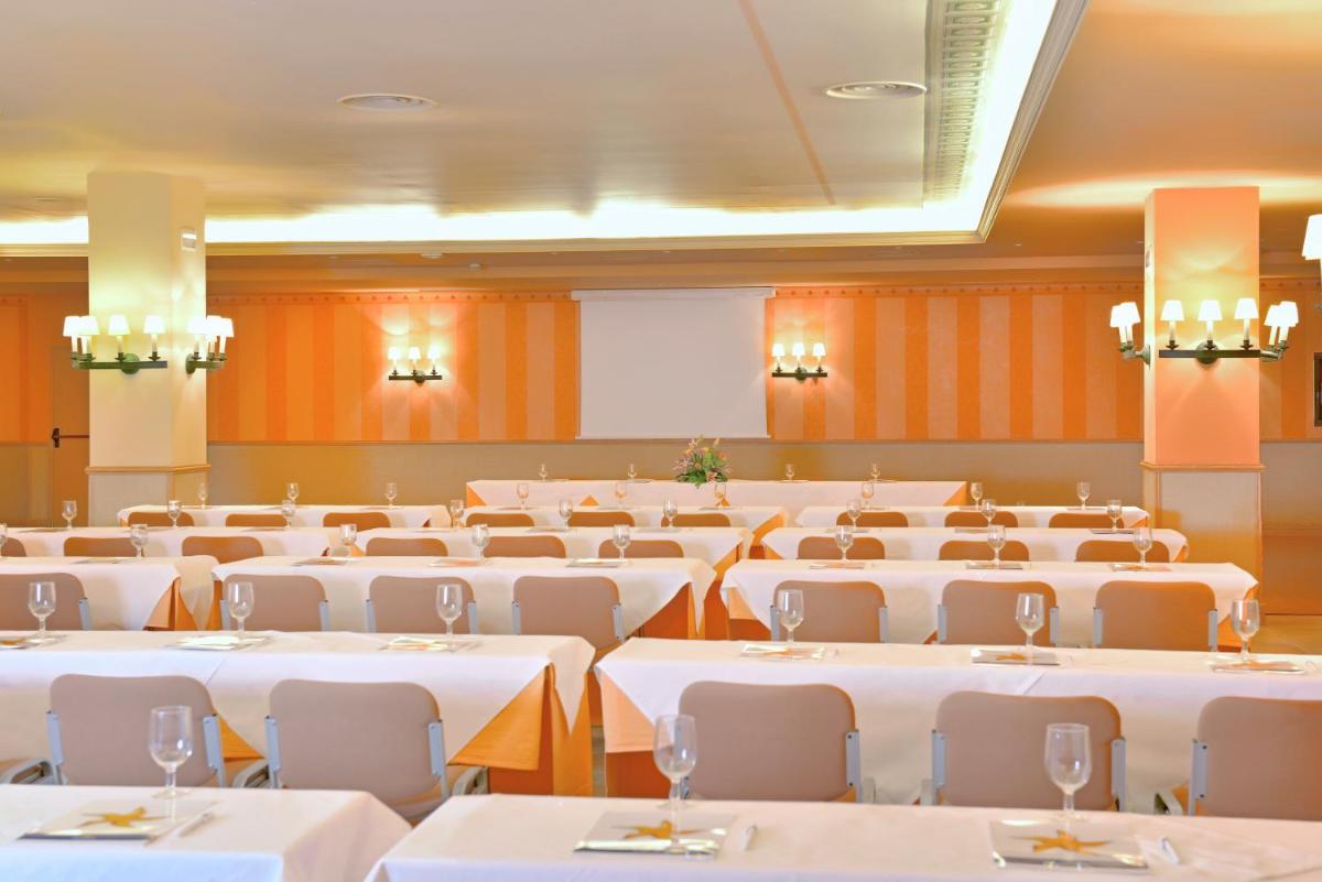 Un restaurante o sitio para comer en Iberostar Waves Málaga Playa