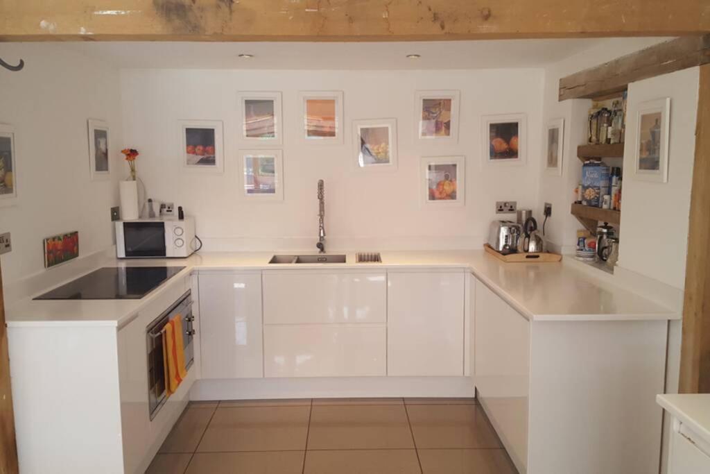 4 Kingsize Beds Ensuite - Sleeps 8-10 - Rural Contemporary Oak Framed House - Housity
