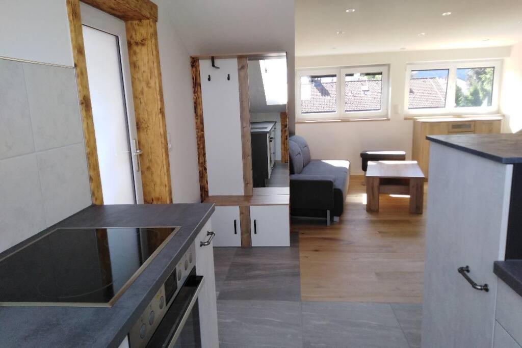 Komplette Dachwohnung mit Balkon und Bergblick - Housity
