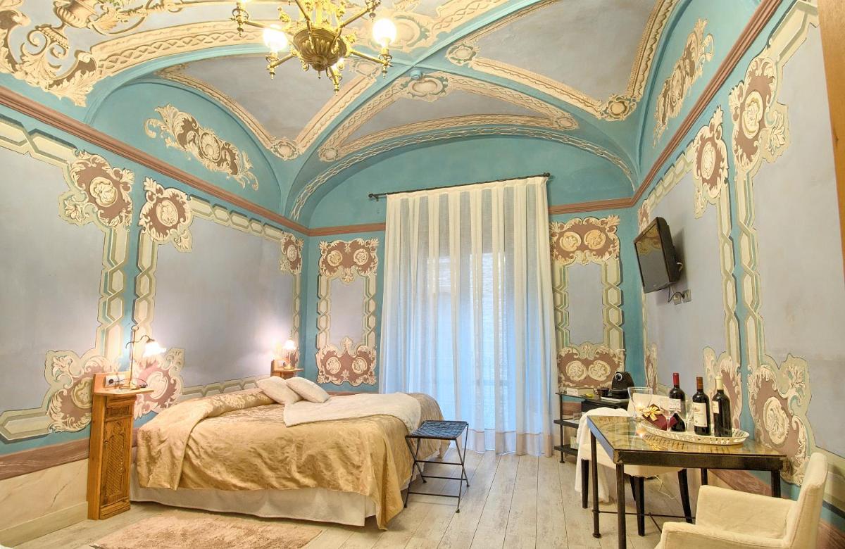 Un dormitorio con una cama grande con techo. en Hotel-Spa Classic Begur, en Begur