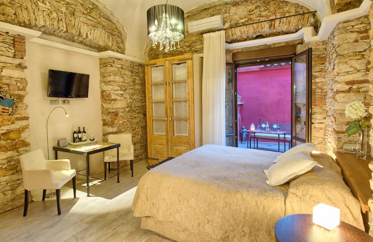 Un dormitorio con una cama, una mesa y un escritorio. en Hotel-Spa Classic Begur, en Begur 34 fotos más