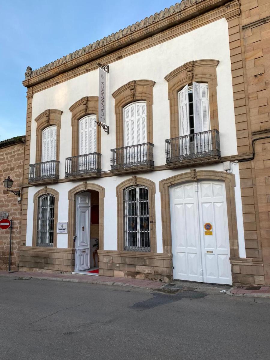 un edificio con 2 puertas blancas y 2 balcones en HOTEL CASABLANCA BOUTIQUE, en Linares