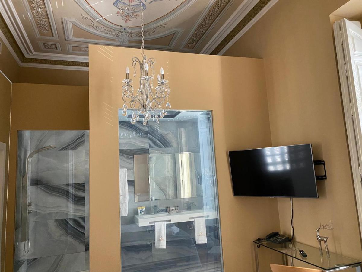 un baño con lavabo y espejo en HOTEL CASABLANCA BOUTIQUE, en Linares 39 fotos más