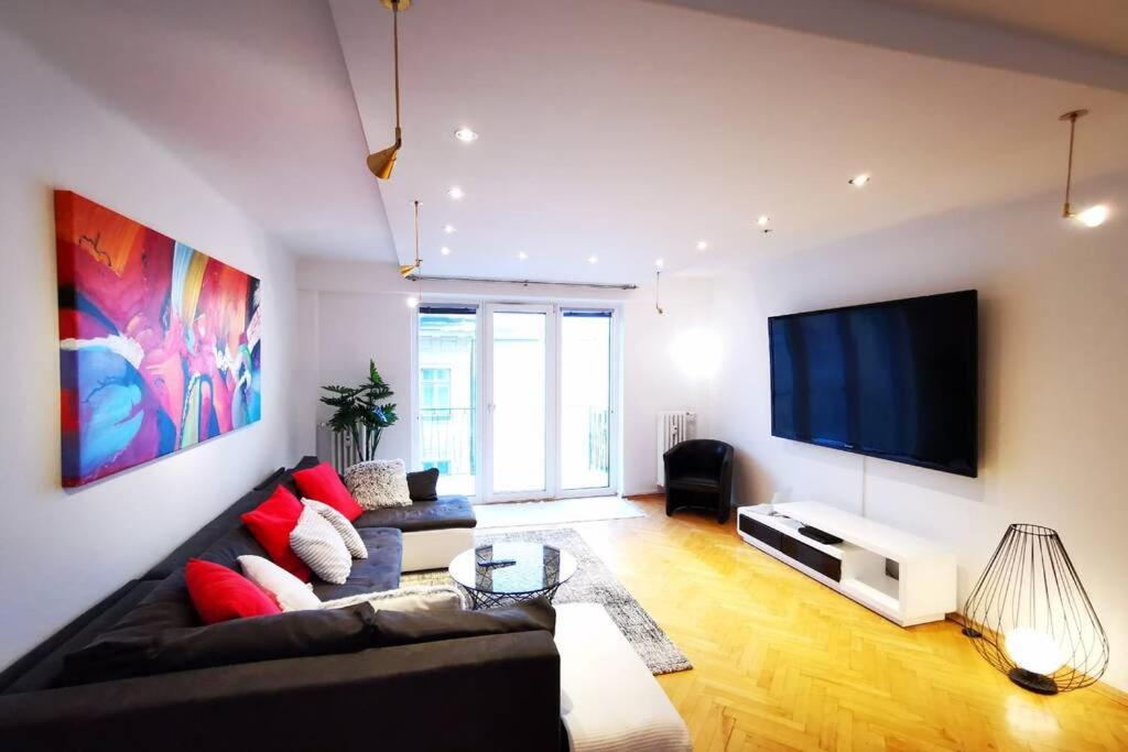 Charmante Zentrumswohnung mit Balkon und 80 zoll TV - Housity