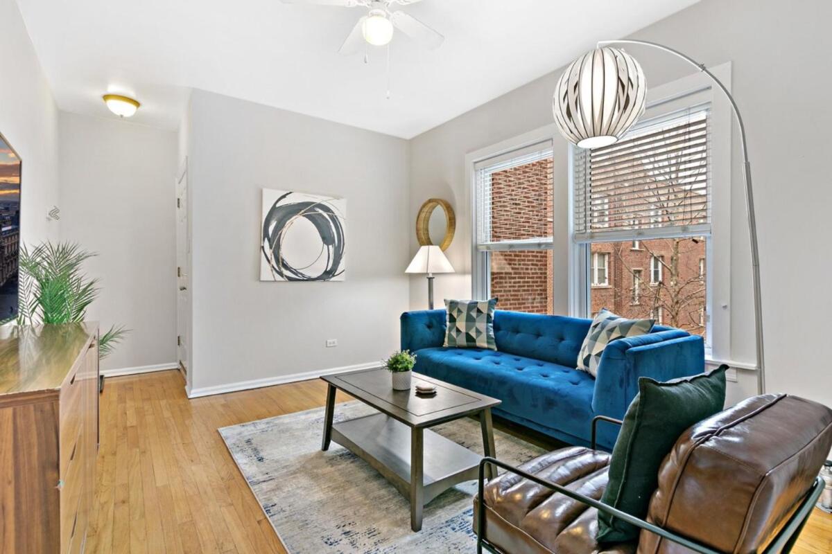 1BR Apartment in Rogers Park with King Bed - Lunt 2E - Housity