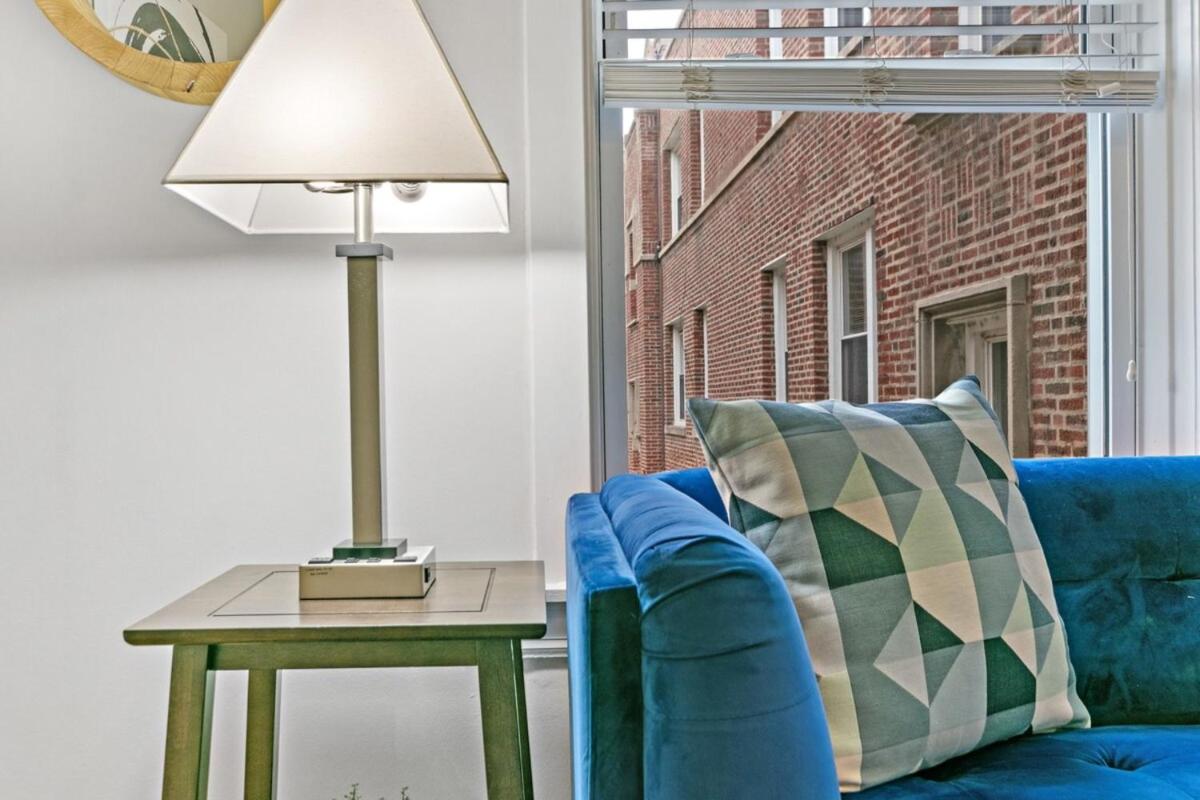 1BR Apartment in Rogers Park with King Bed - Lunt 2E - Housity