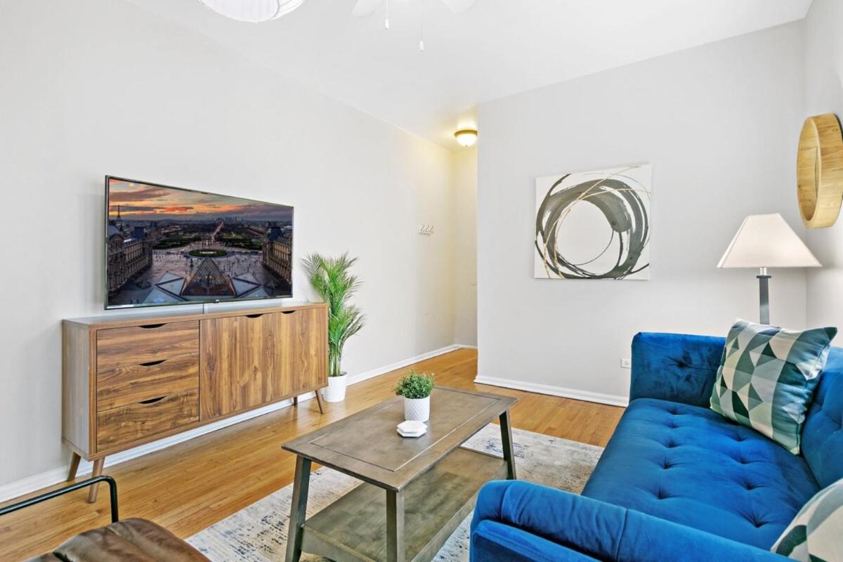 1BR Apartment in Rogers Park with King Bed - Lunt 2E - Housity