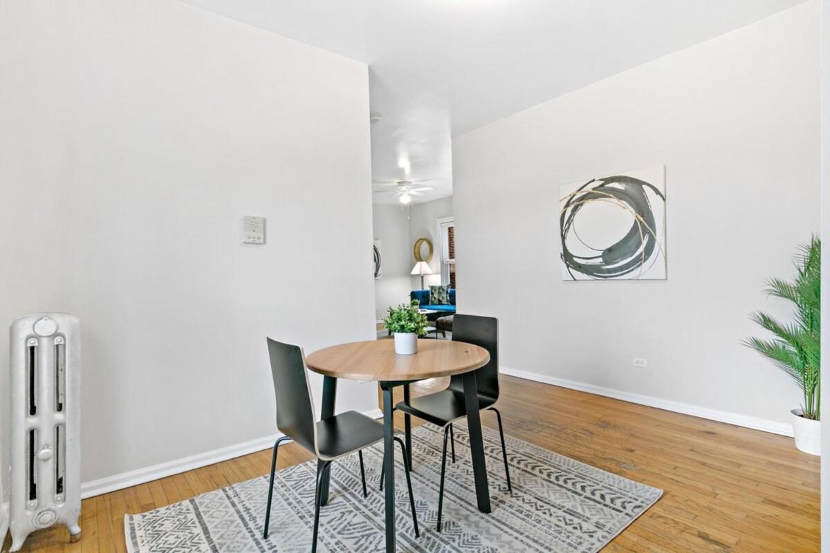 1BR Apartment in Rogers Park with King Bed - Lunt 2E - Housity