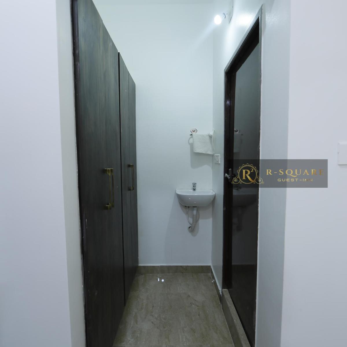 R Square Guest inn - Housity