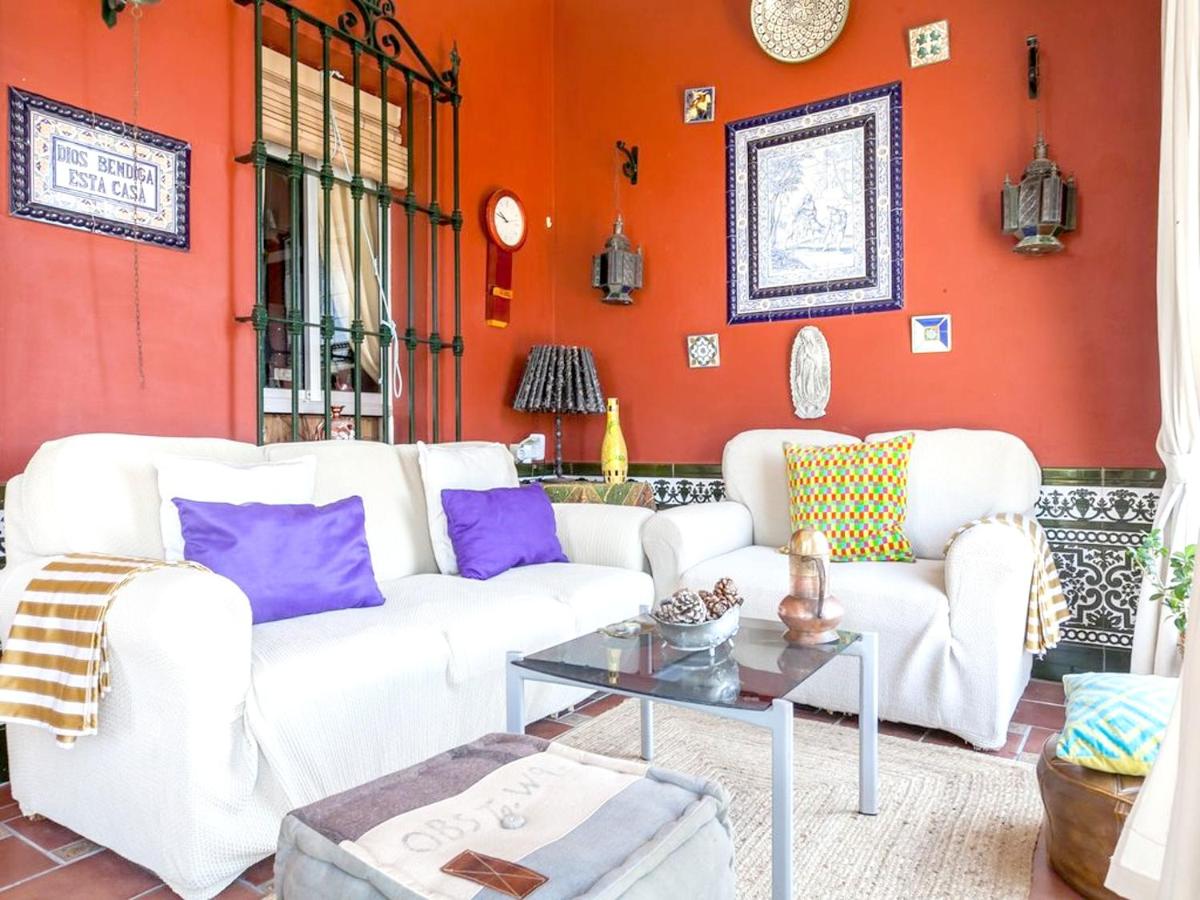 Spacious villa in Los Palacios with private garden 220m² and pool - Housity