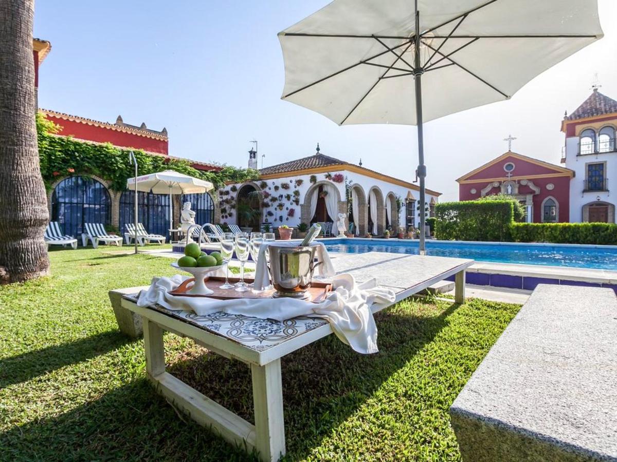 Spacious villa in Los Palacios with private garden 220m² and pool - Housity