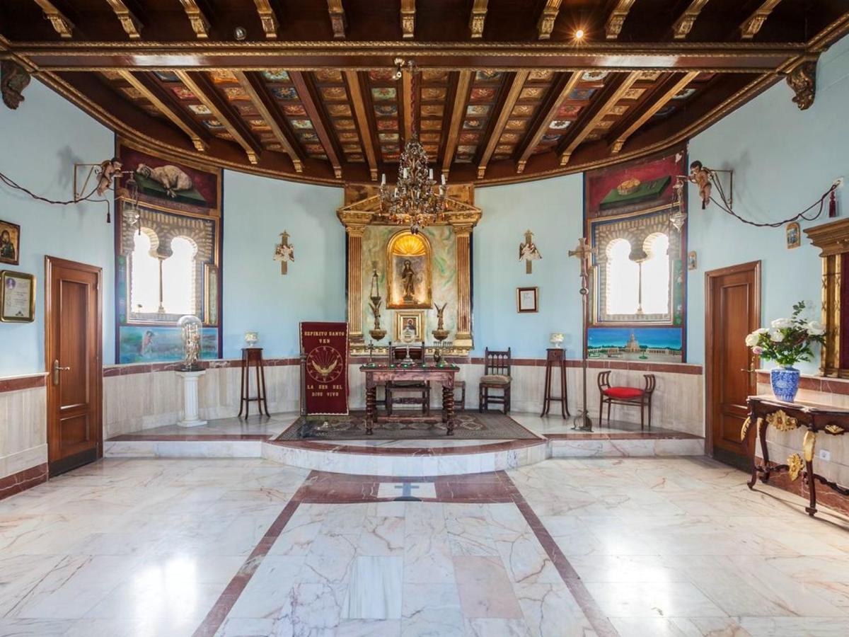 Spacious villa in Los Palacios with private garden 220m² and pool - Housity