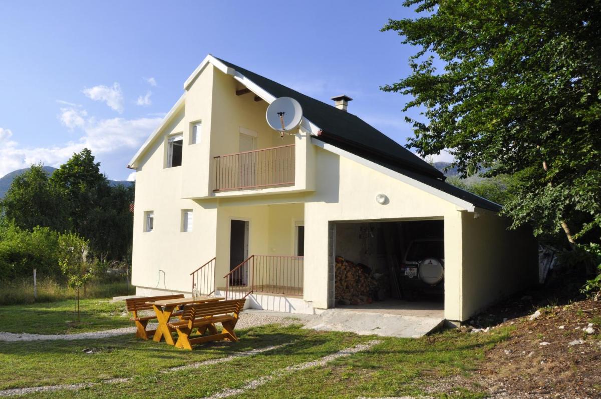 Charming chalet in Herceg Novi with fenced garden - Housity
