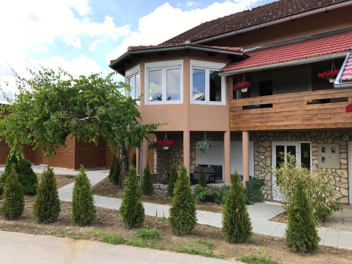 Charming Apartment in Ostarski Stanovi Terrace - Housity