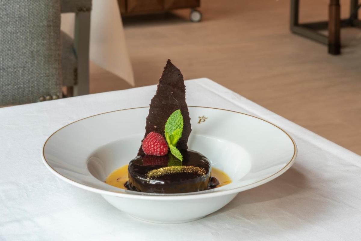 Comida en o cerca de este hotel
