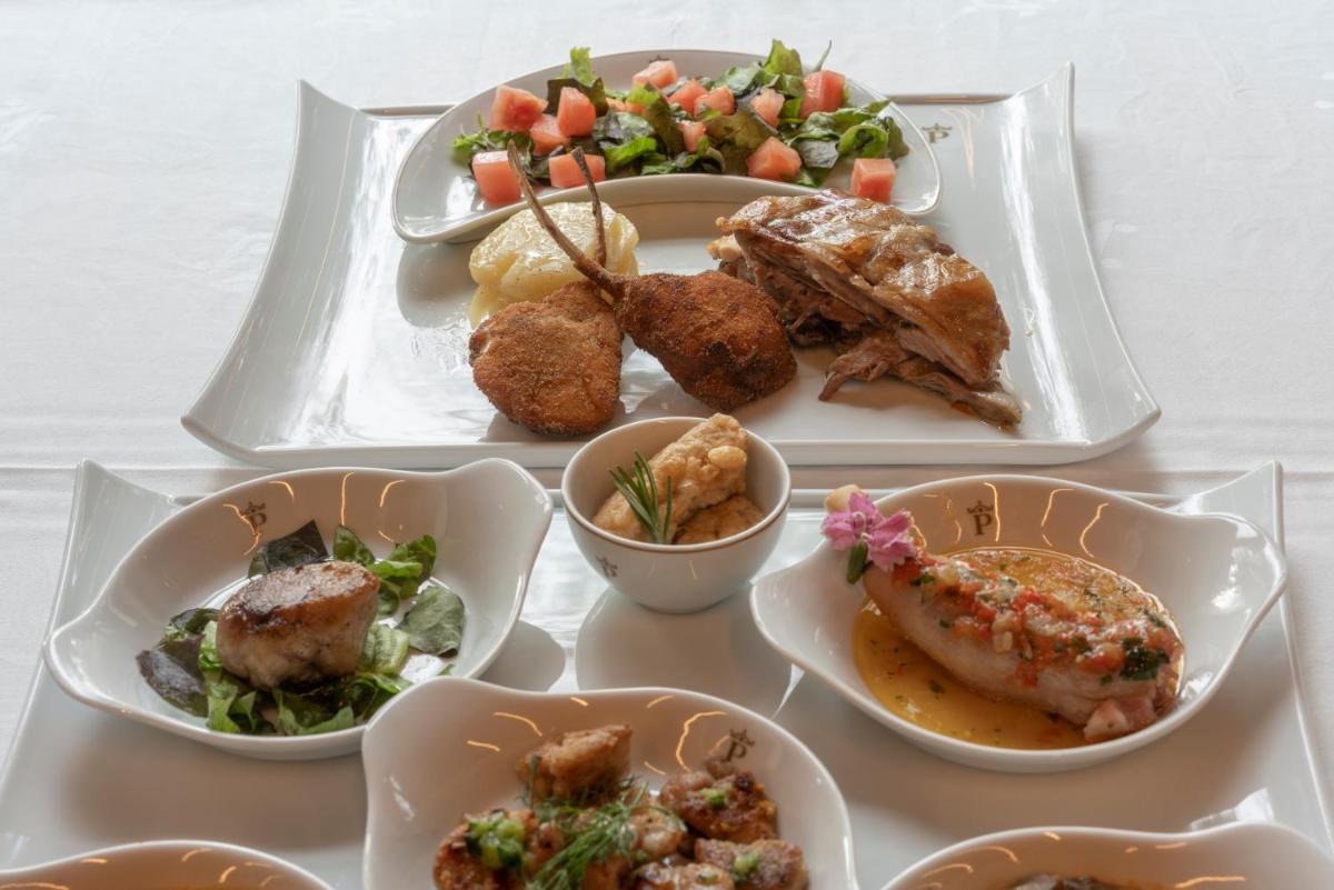 Comida en o cerca de este hotel