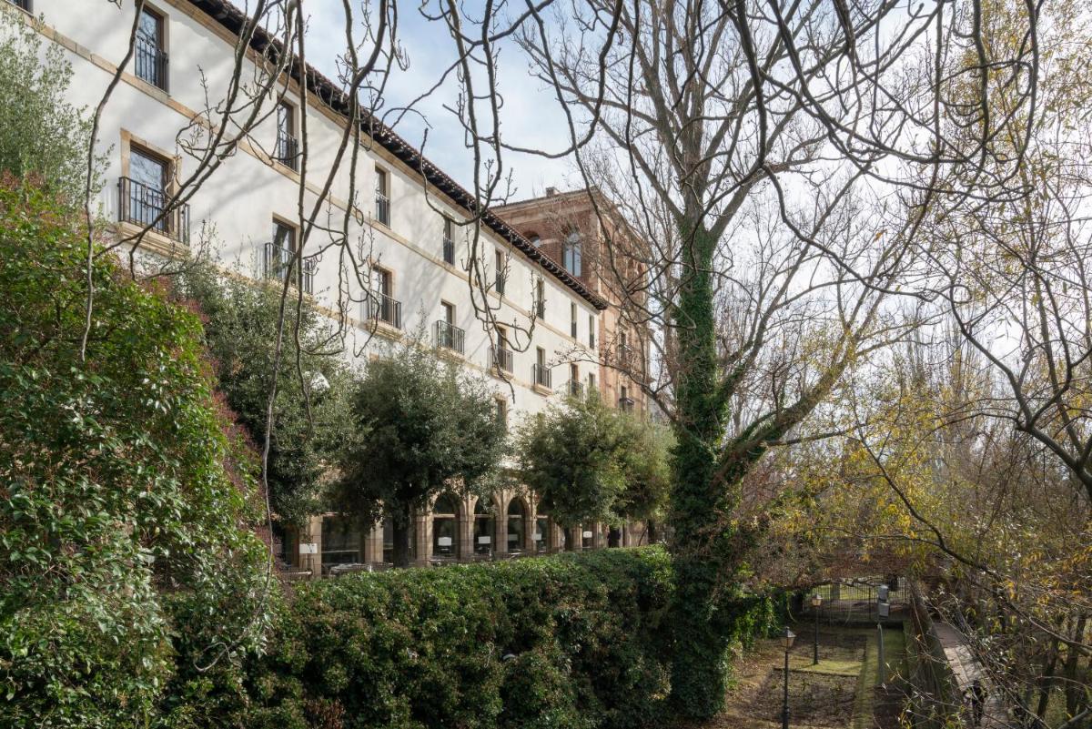 Jardín al aire libre en Parador de Turismo de León