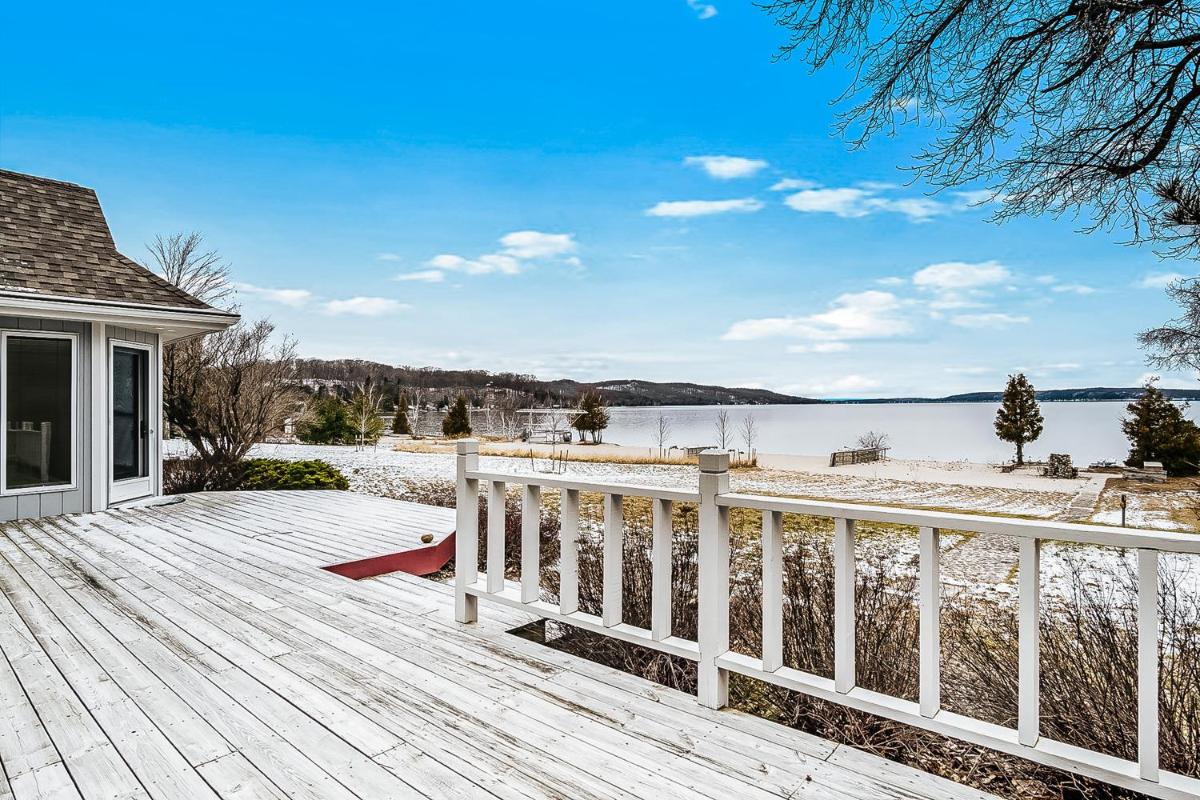 Two Sisters Lakehouse - Housity