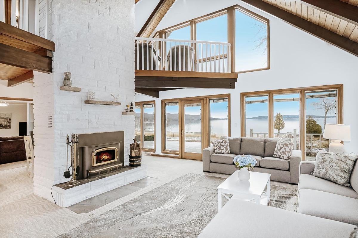 Two Sisters Lakehouse - Housity