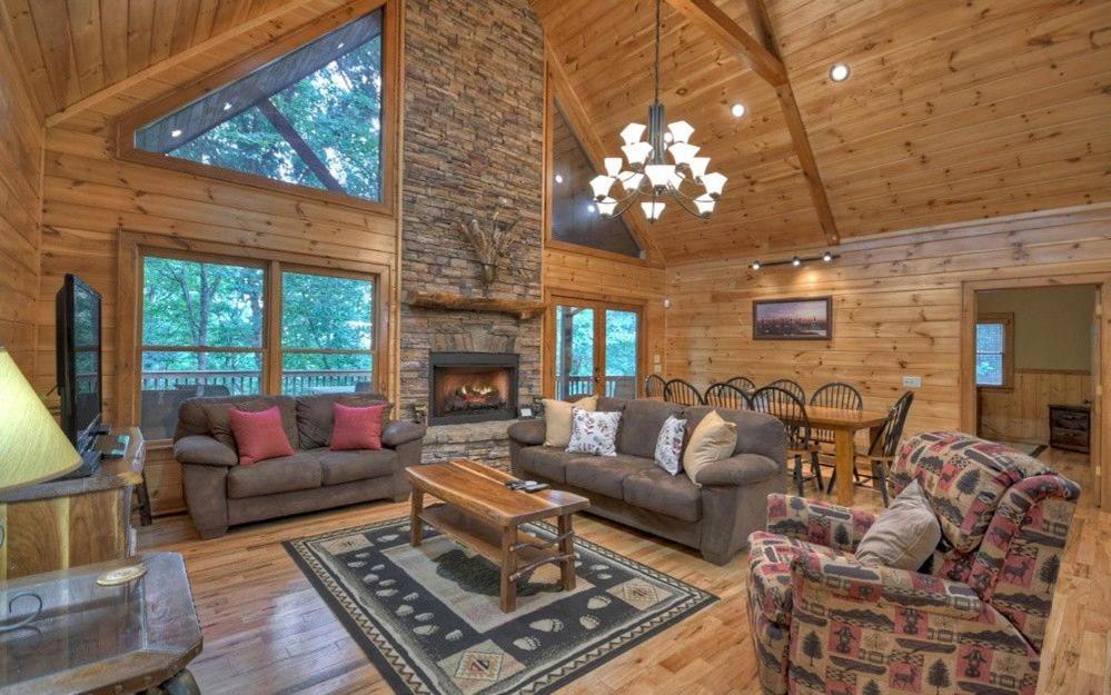 Dogwood Retreat - GREAT FAMILY RETREAT TIME IN THE NORTH GEORGIA MOUNTAINS OF BLUE RIDGE - Housity